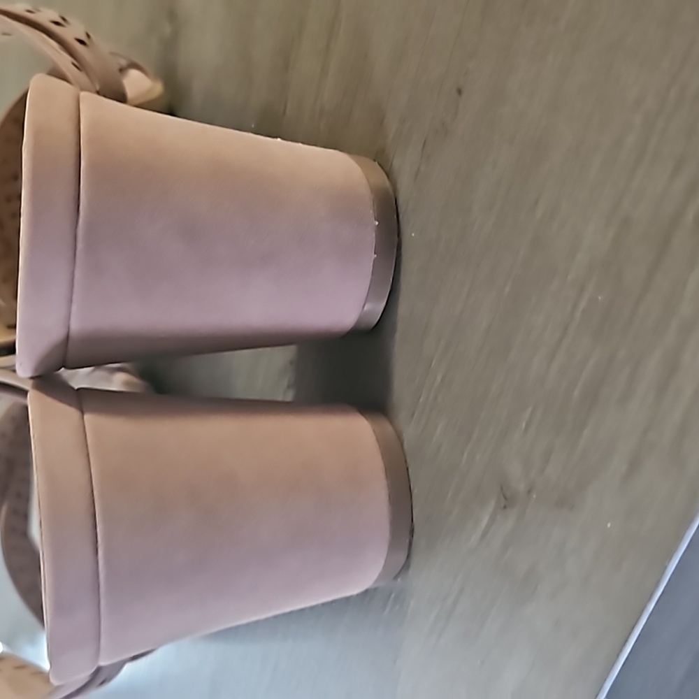 Shoes - Picture 3 of 7